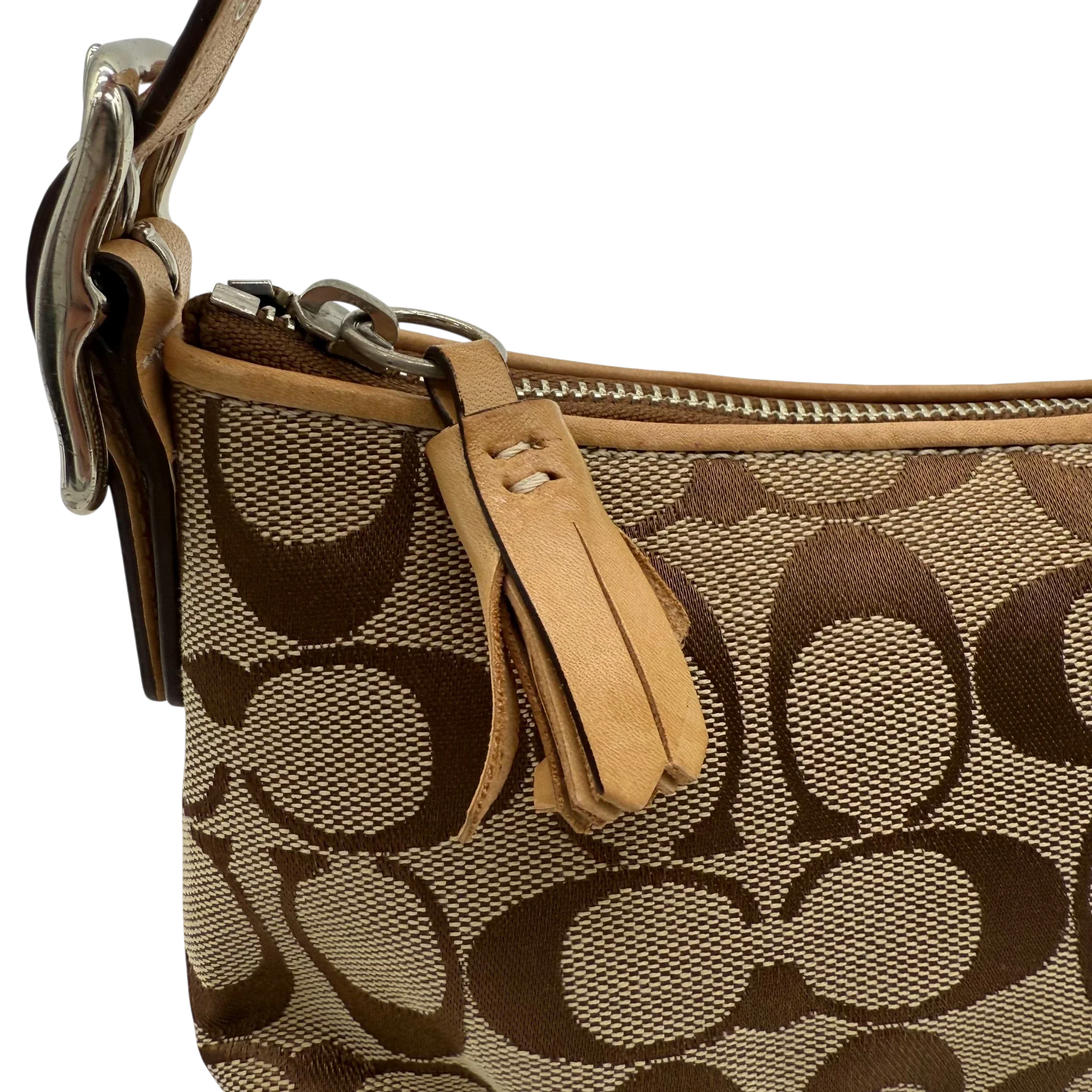 https://cdn.shopify.com/s/files/1/0564/9376/8855/files/coach-schultertasche-signature-beige-pochette-elegant-designer-damen-accessoire-trend15.webp?v=1777463883