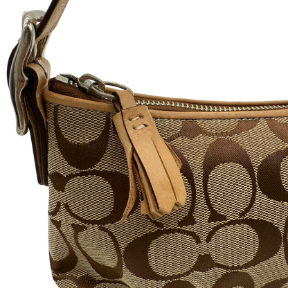 https://cdn.shopify.com/s/files/1/0564/9376/8855/files/coach-schultertasche-signature-beige-pochette-elegant-designer-damen-accessoire-trend15.webp?v=1777463883