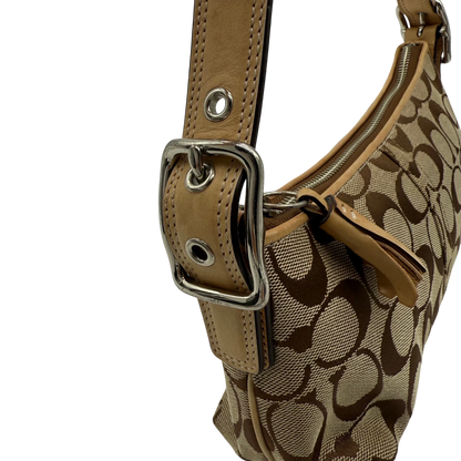https://cdn.shopify.com/s/files/1/0564/9376/8855/files/coach-schultertasche-signature-beige-pochette-elegant-designer-damen-accessoire-trend16.webp?v=1777463882