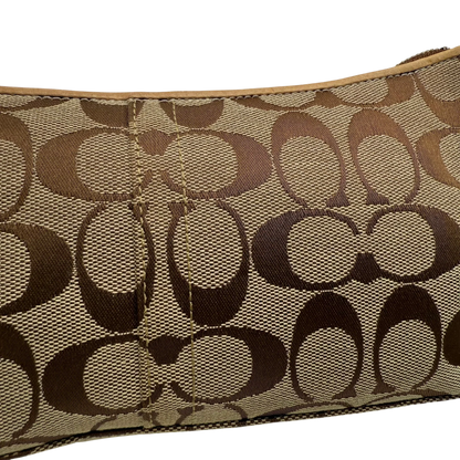 https://cdn.shopify.com/s/files/1/0564/9376/8855/files/coach-schultertasche-signature-beige-pochette-elegant-designer-damen-accessoire-trend17.webp?v=1777463883