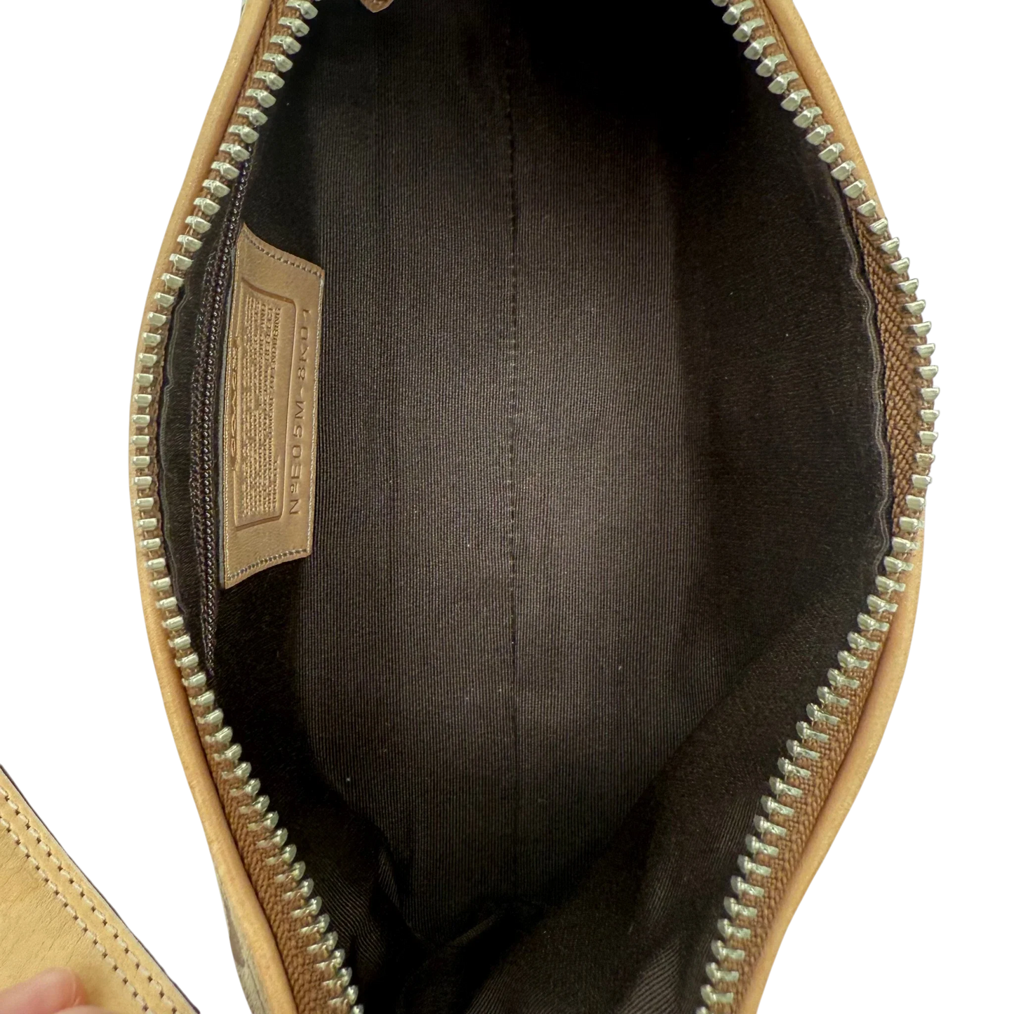 https://cdn.shopify.com/s/files/1/0564/9376/8855/files/coach-schultertasche-signature-beige-pochette-elegant-designer-damen-accessoire-trend20.webp?v=1777463883