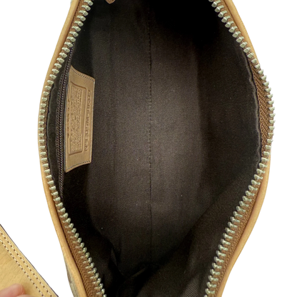 https://cdn.shopify.com/s/files/1/0564/9376/8855/files/coach-schultertasche-signature-beige-pochette-elegant-designer-damen-accessoire-trend20.webp?v=1777463883