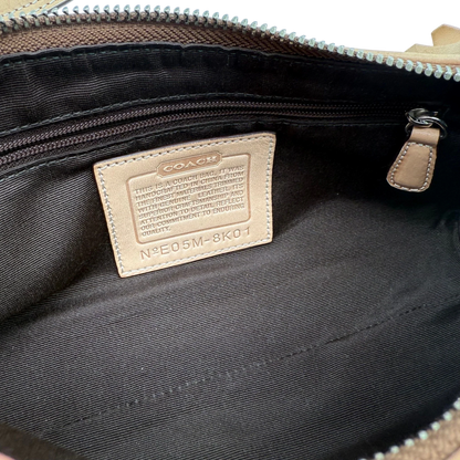 https://cdn.shopify.com/s/files/1/0564/9376/8855/files/coach-schultertasche-signature-beige-pochette-elegant-designer-damen-accessoire-trend21.webp?v=1777463883
