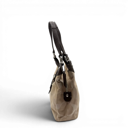 https://cdn.shopify.com/s/files/1/0564/9376/8855/files/coach-shopper-signature-beige-premium-handbag-chic-canvas-logo-style44.webp?v=1777464009