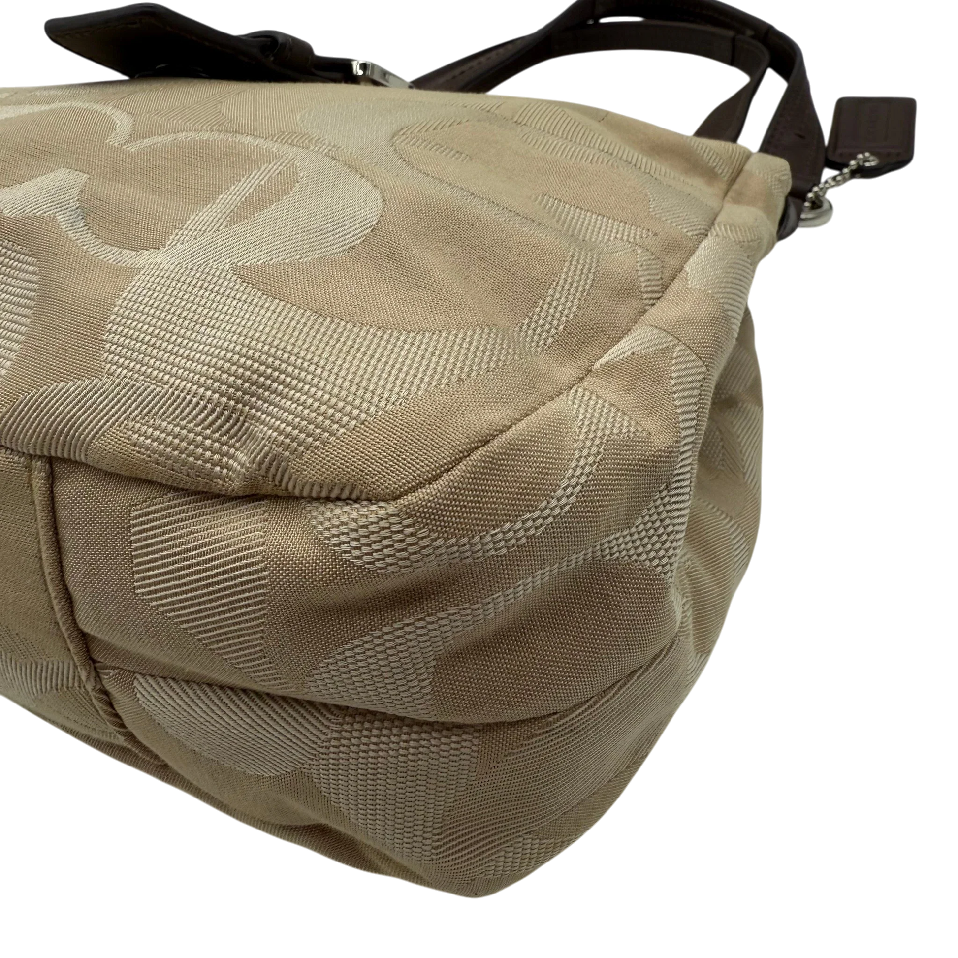 https://cdn.shopify.com/s/files/1/0564/9376/8855/files/coach-shopper-signature-beige-premium-handbag-chic-canvas-logo-style48.webp?v=1777464010
