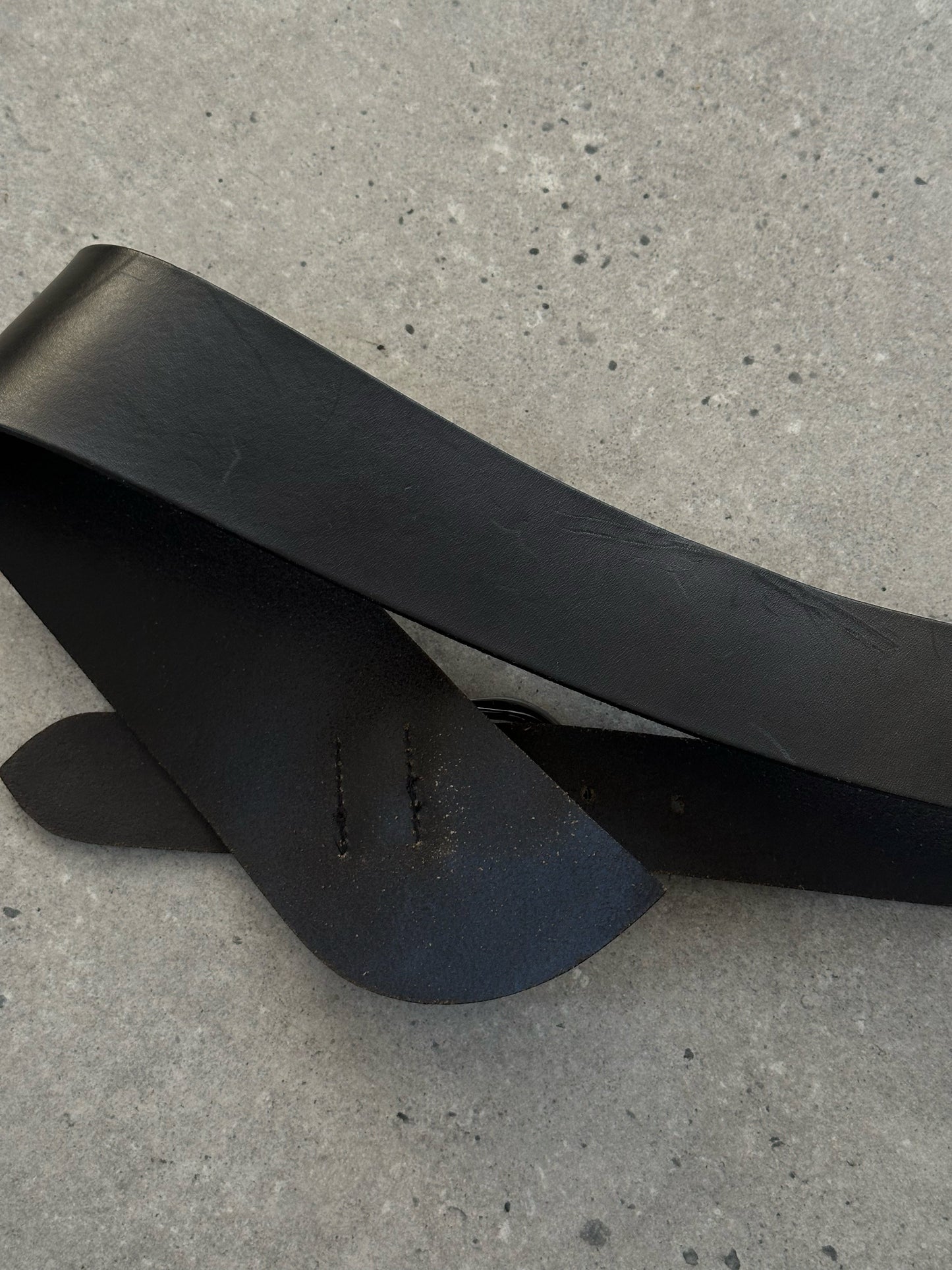 Cerruti 1990s chunky leather belt with metal buckle, W32-35, stylish accessories for jeans and casual wear.