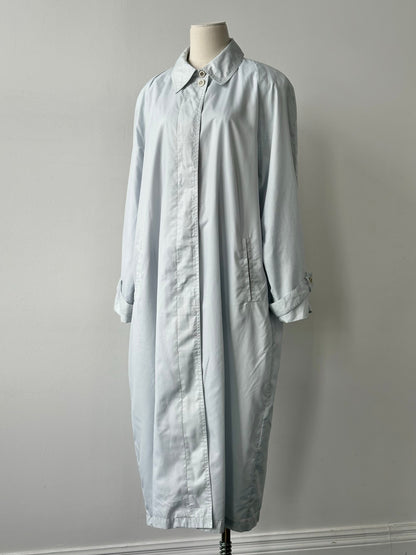 London Fog 1990s trench coat in XL, featuring a concealed placket, classic beige fabric, and a tailored fit for timeless style.