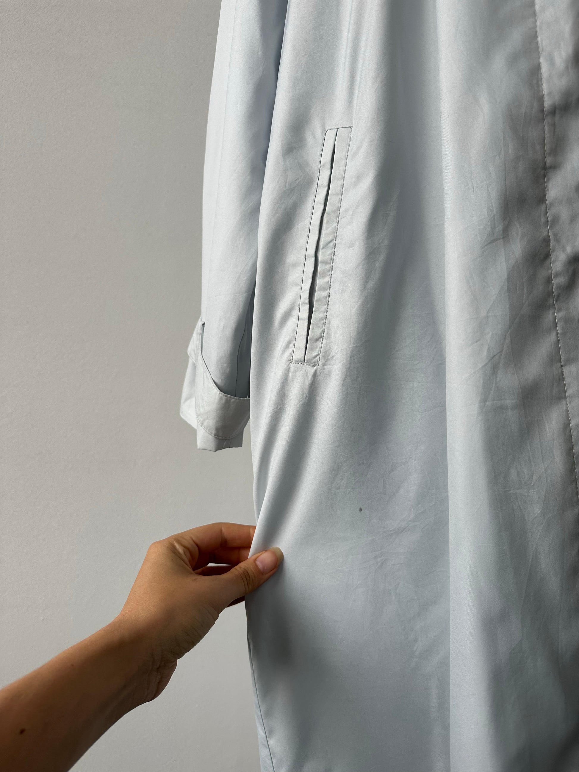 London Fog 1990s XL trench coat with concealed placket, classic beige color, tailored fit, and button details.