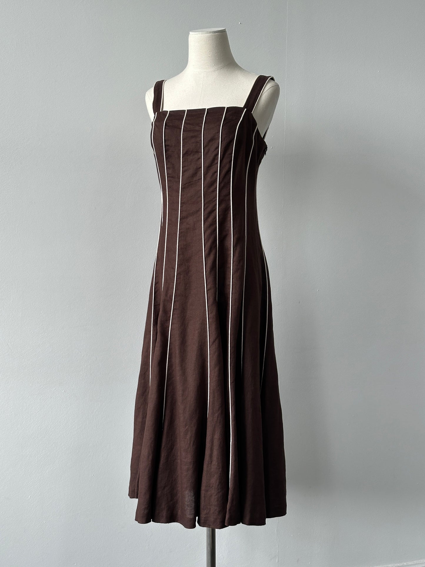 Vintage 1990s pure linen striped dress in size M, featuring a classic fit and retro style.