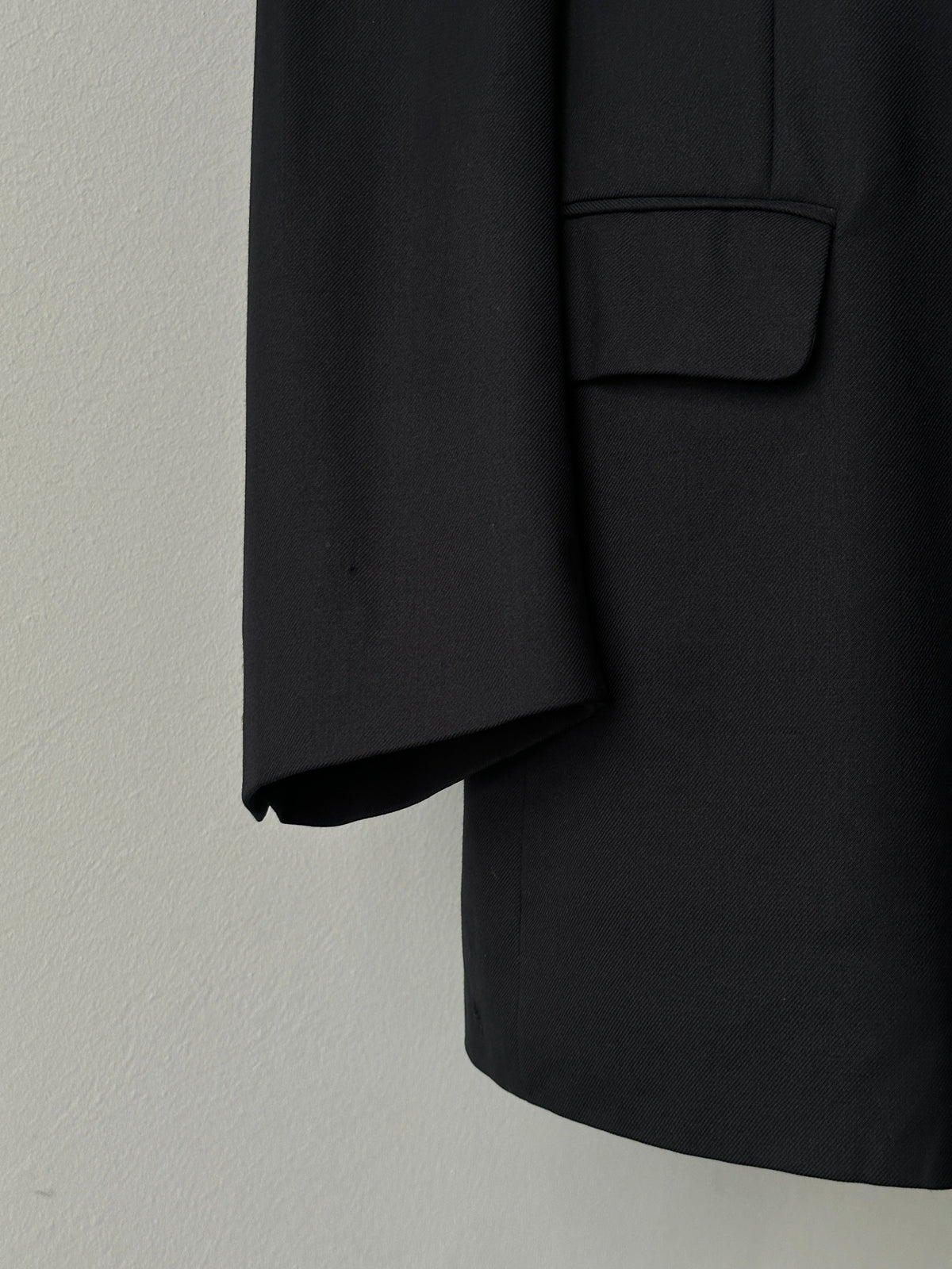 Burberry 1980s pure wool double-breasted blazer in size 46R, featuring classic tailored design and button details.