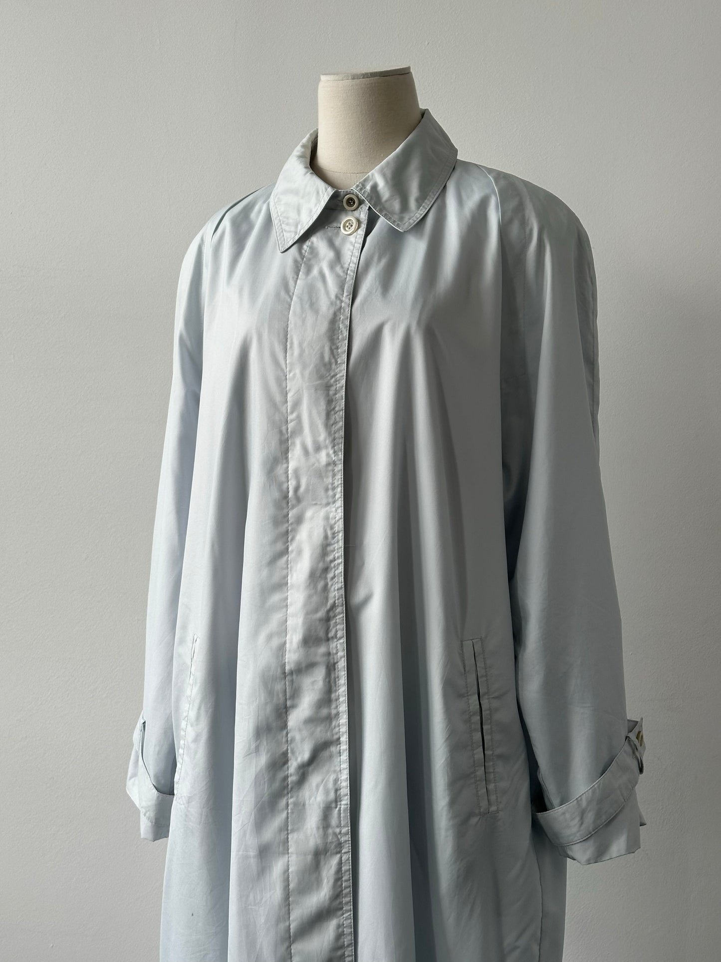 London Fog 1990s trench coat in XL, featuring a concealed placket, classic beige color, and tailored fit.