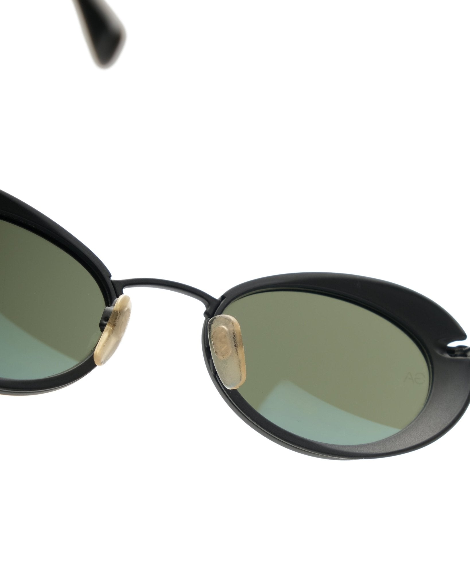 https://cdn.shopify.com/s/files/1/0818/5459/5398/files/emporio-armani-emporio-armani-1997-sunglasses-vintage-su354-8736947.jpg?v=1766681218