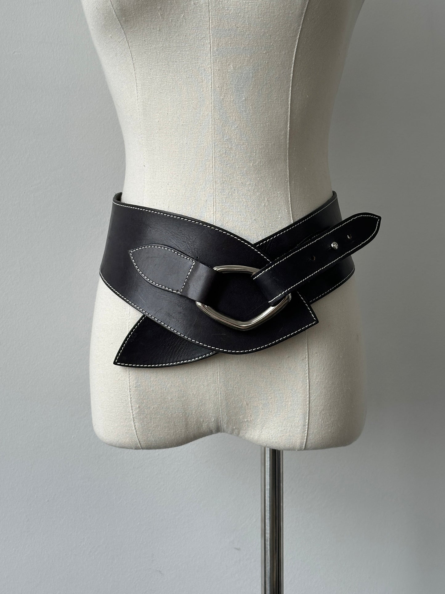 British Vintage 1990s Leather Chunky Belt - W28-30
