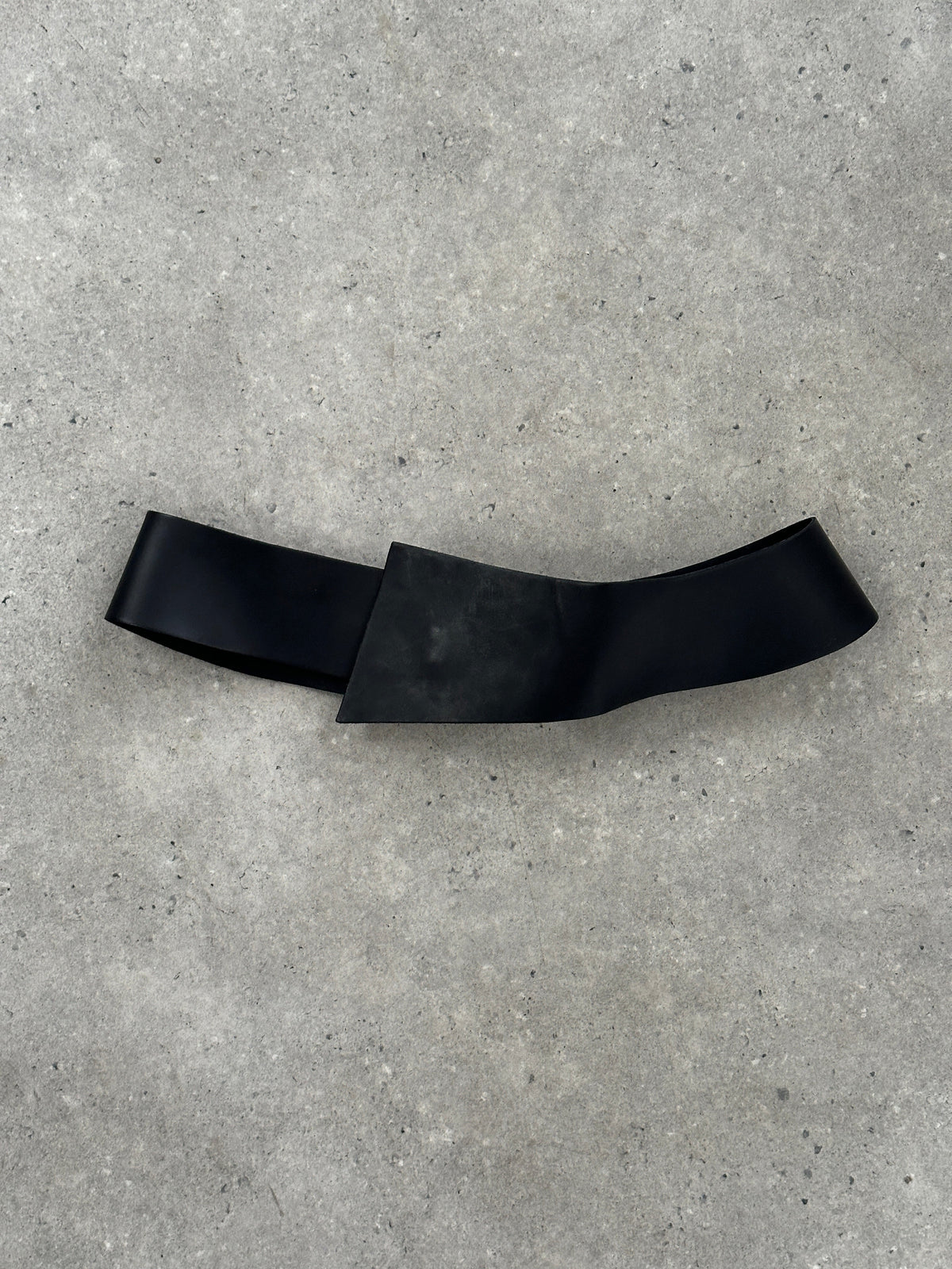 Vintage 1990s calf leather chunky minimal belt with W34 size, featuring a classic buckle and minimalist design.