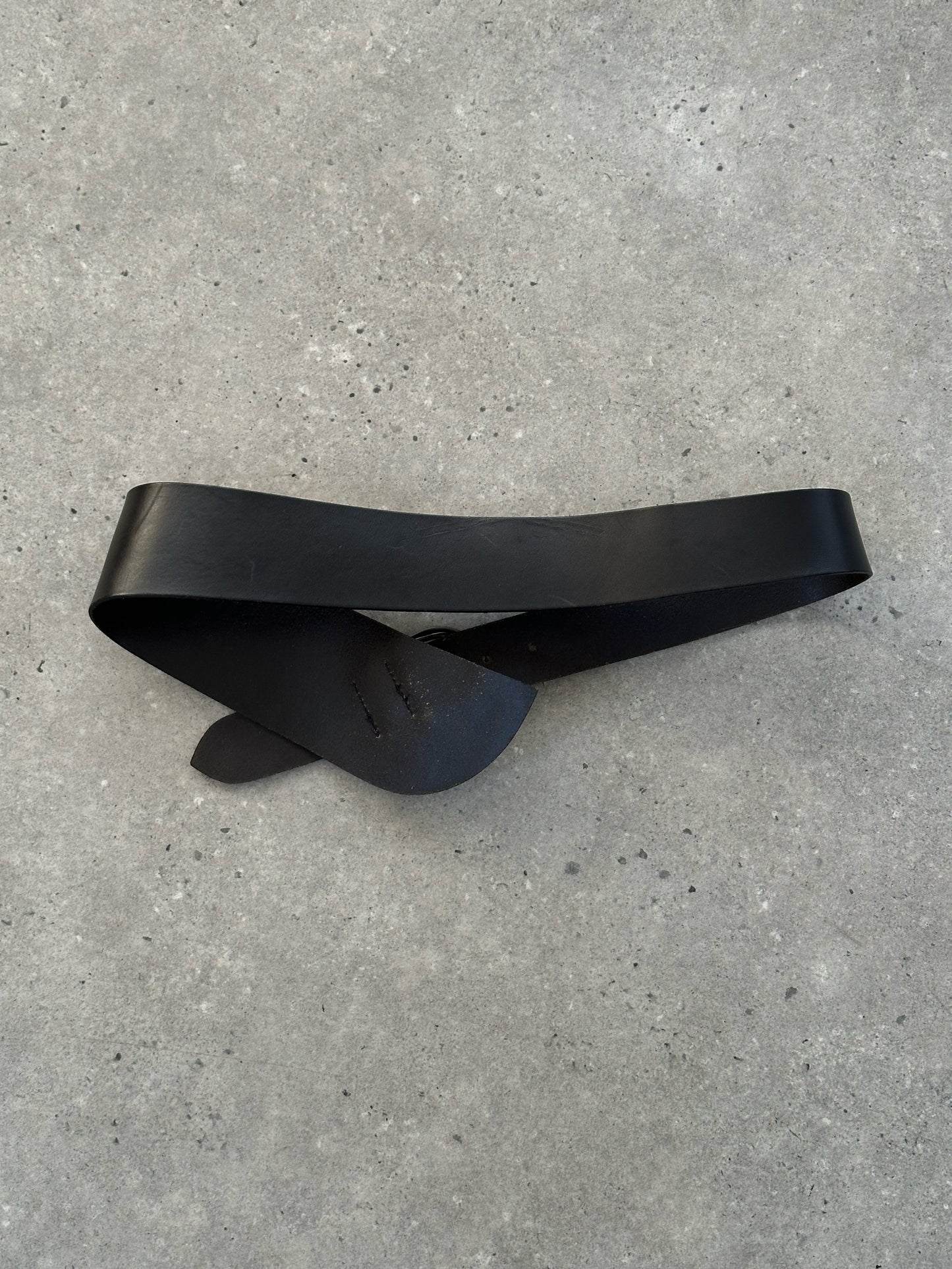 Cerruti 1990s chunky leather belt with oversized buckle, W32-35, stylish men's accessory in black leather.