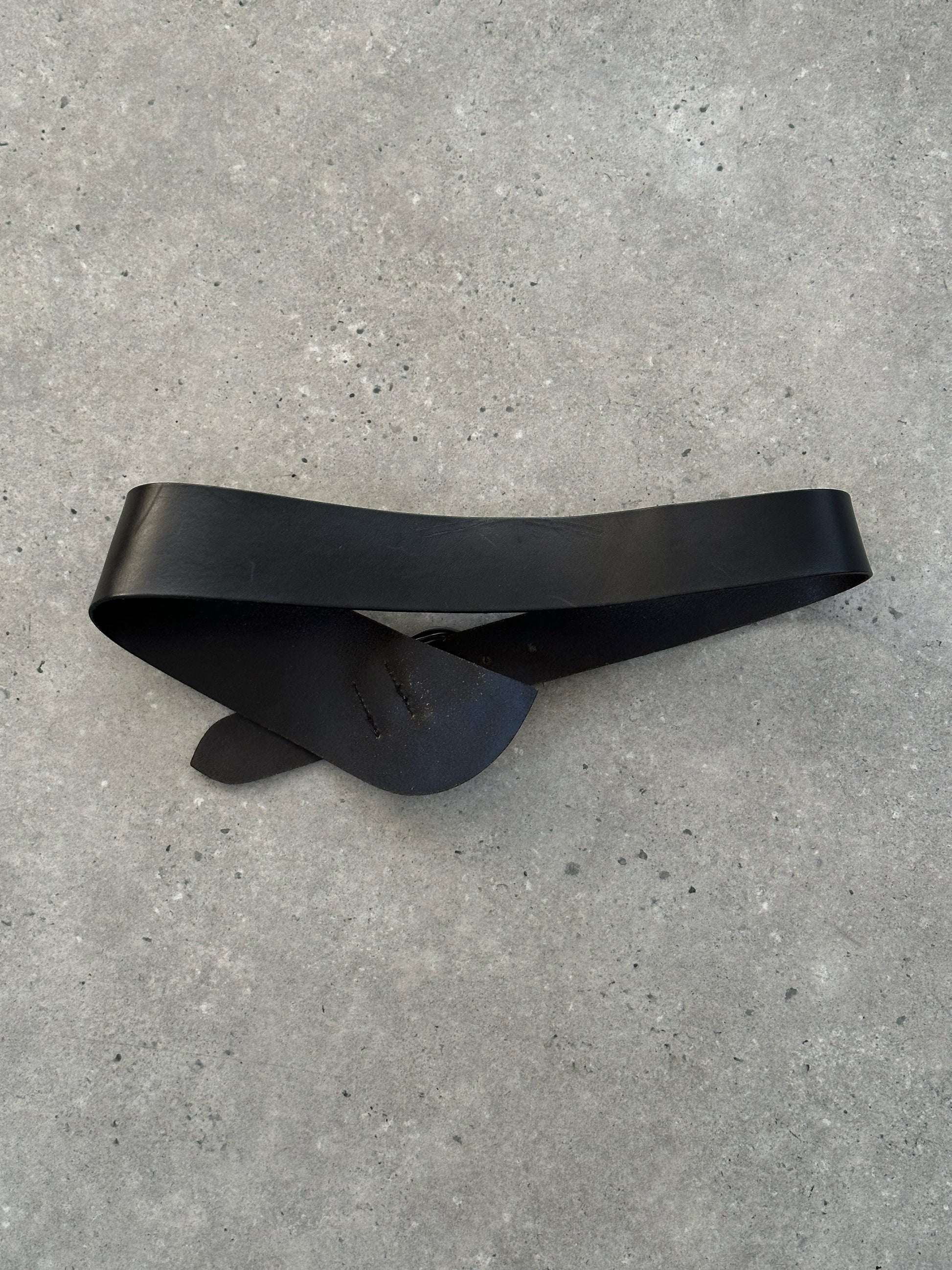 Cerruti 1990s chunky leather belt with oversized buckle, W32-35, stylish men's accessory in black leather.