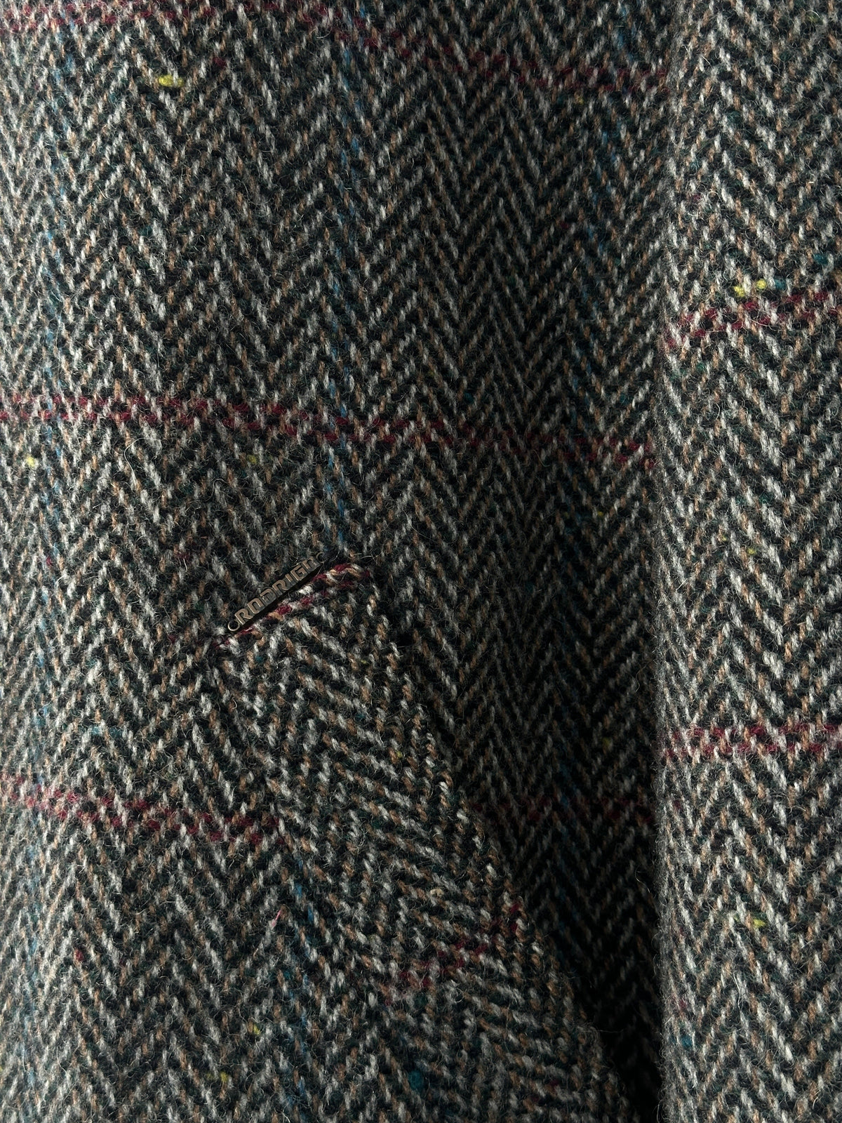 Vintage Italian 1980s pure wool herringbone coat in size L, classic tailored design with a timeless herringbone pattern.