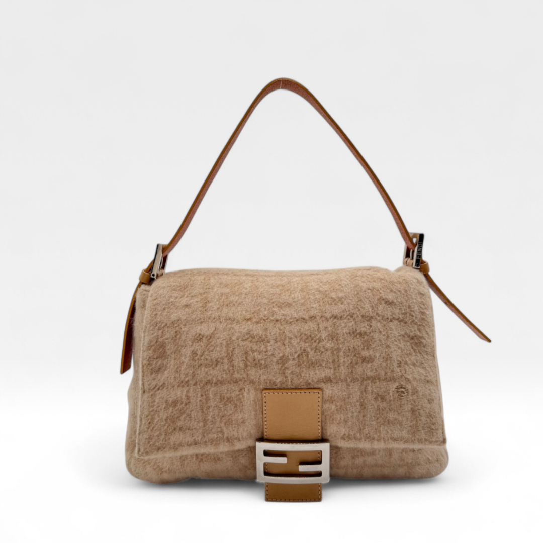 https://cdn.shopify.com/s/files/1/0564/9376/8855/files/fendi_handtasche_mamma_baguette_kaschmir_monogram_beige_luxus_designer_damen_tasche_IMG_7940_-Photoroom.png?v=1749773881