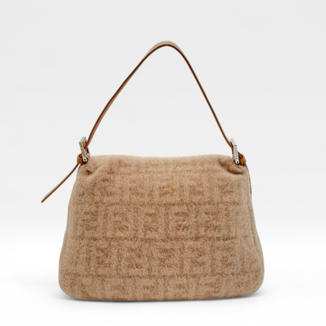 https://cdn.shopify.com/s/files/1/0564/9376/8855/files/fendi_handtasche_mamma_baguette_kaschmir_monogram_beige_luxus_designer_damen_tasche_IMG_7941_-Photoroom.png?v=1749773952