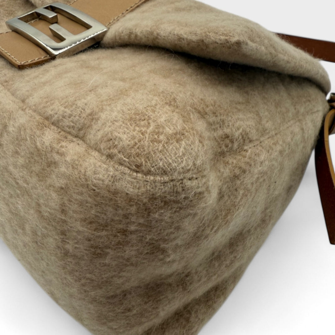 https://cdn.shopify.com/s/files/1/0564/9376/8855/files/fendi_handtasche_mamma_baguette_kaschmir_monogram_beige_luxus_designer_damen_tasche_IMG_7948_-Photoroom.jpg?v=1749773952