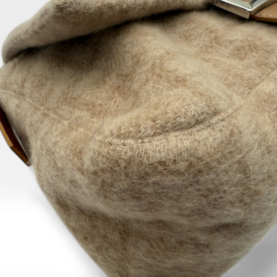 https://cdn.shopify.com/s/files/1/0564/9376/8855/files/fendi_handtasche_mamma_baguette_kaschmir_monogram_beige_luxus_designer_damen_tasche_IMG_7949_-Photoroom.jpg?v=1749773952