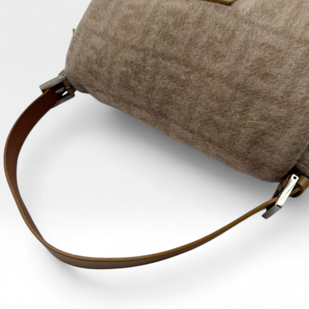 https://cdn.shopify.com/s/files/1/0564/9376/8855/files/fendi_handtasche_mamma_baguette_kaschmir_monogram_beige_luxus_designer_damen_tasche_IMG_7953_-Photoroom.png?v=1749773952