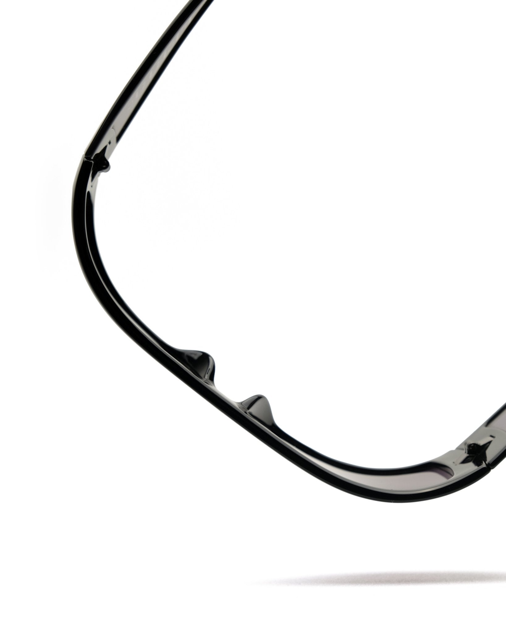 https://cdn.shopify.com/s/files/1/0818/5459/5398/files/gianfranco-ferre-gianfranco-ferre-sunglasses-vintage-su483-5924373.jpg?v=1778953756