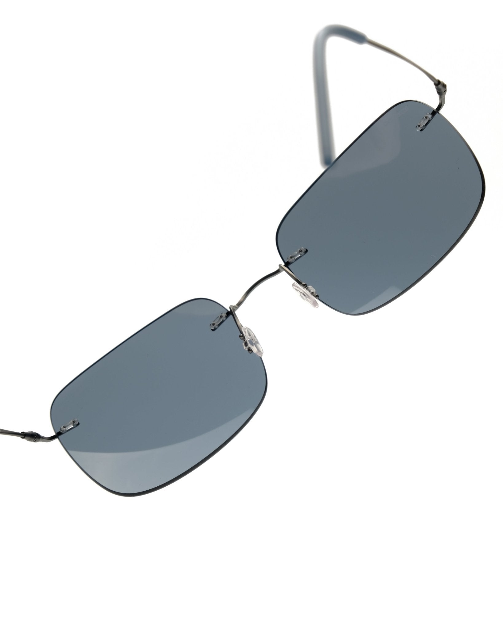 https://cdn.shopify.com/s/files/1/0818/5459/5398/files/giorgio-armani-giorgio-armani-fall-2000-sunglasses-vintage-su484-7413864.jpg?v=1778953722