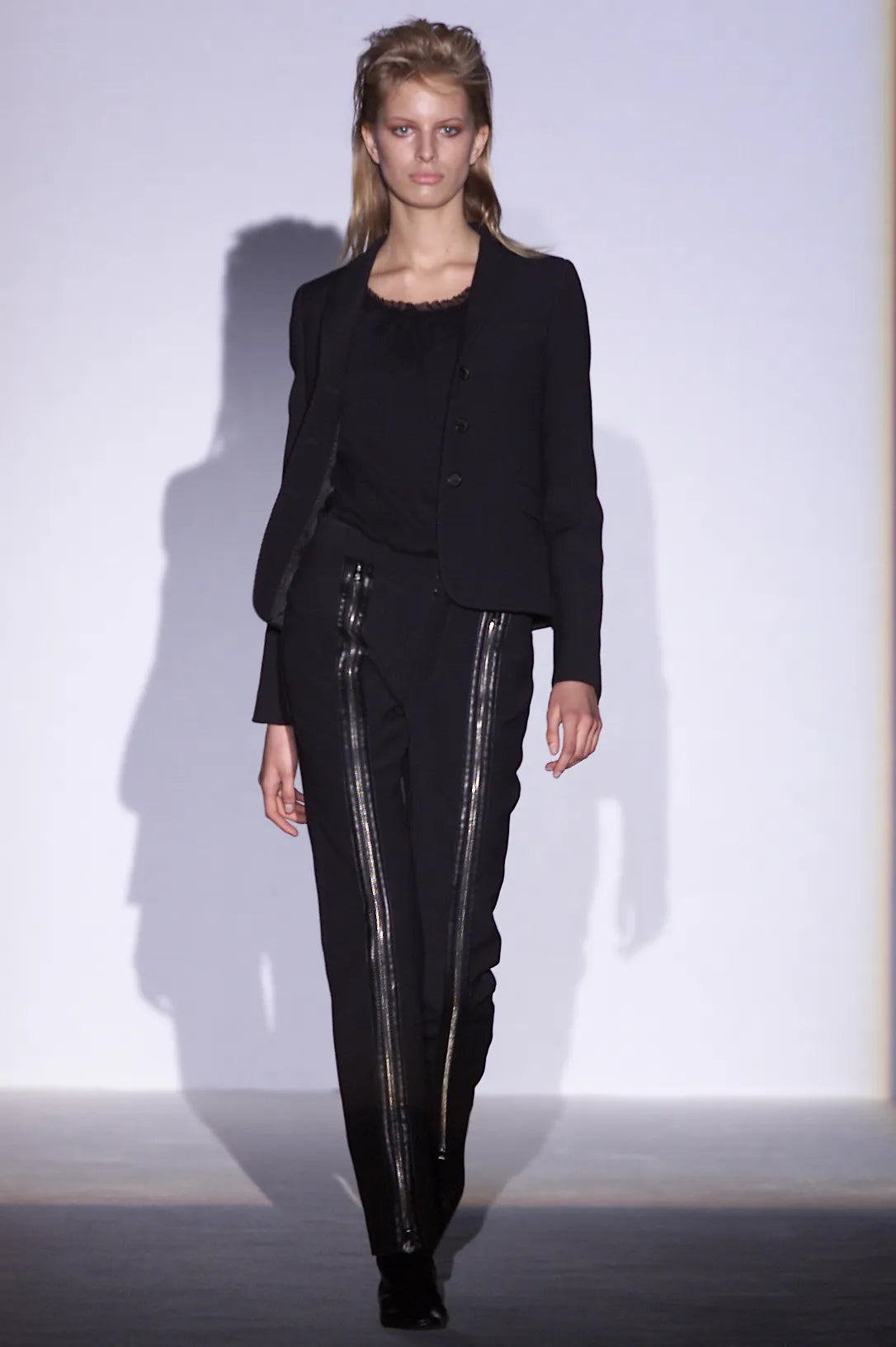 https://cdn.shopify.com/s/files/1/0754/7404/3147/files/gucci-fall-2001-ready-to-wear-00020-karolina-kurkova_jpg.webp?v=1773237419
