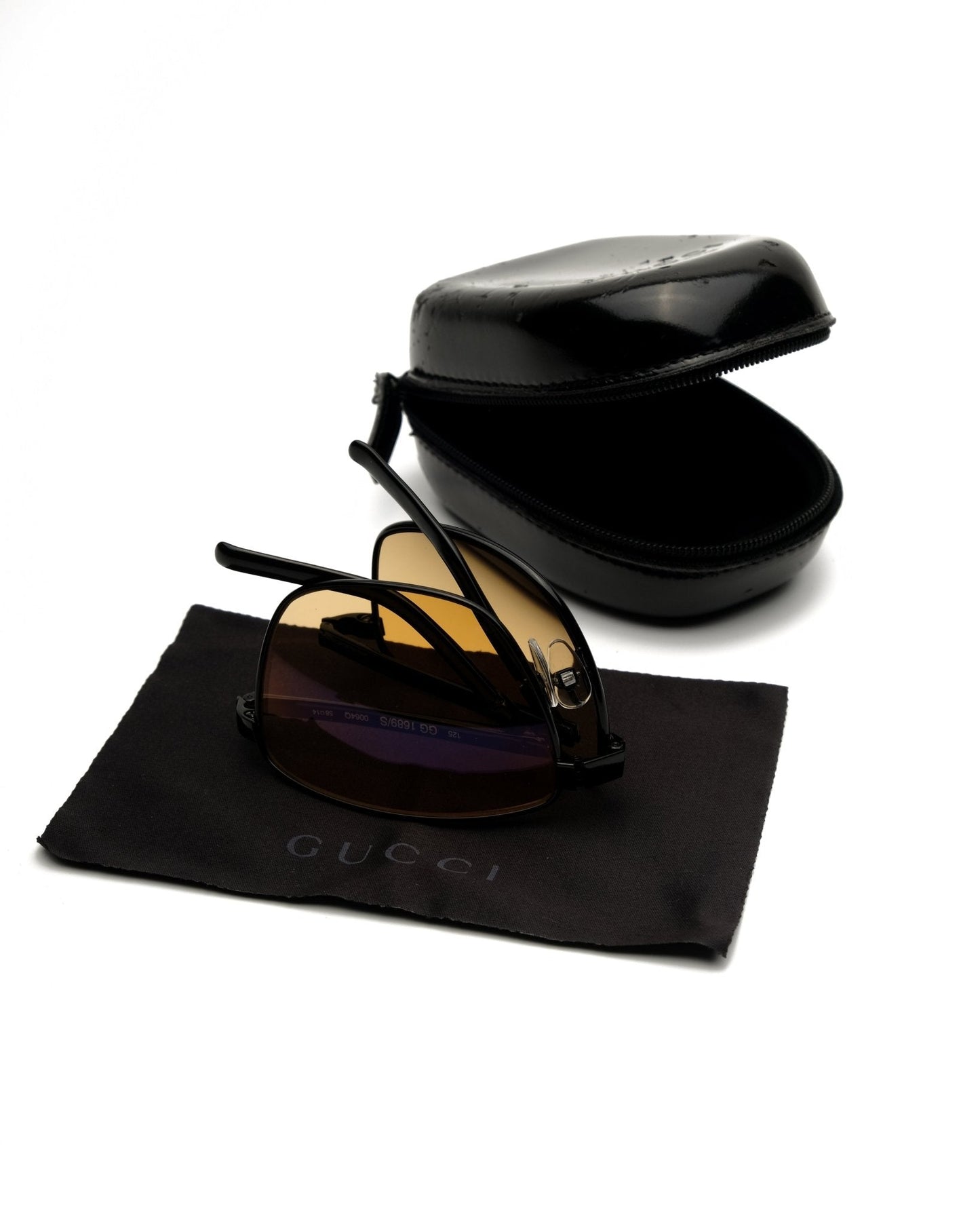 https://cdn.shopify.com/s/files/1/0818/5459/5398/files/gucci-gucci-foldable-sunglasses-vintage-su474-6328256.jpg?v=1778953744
