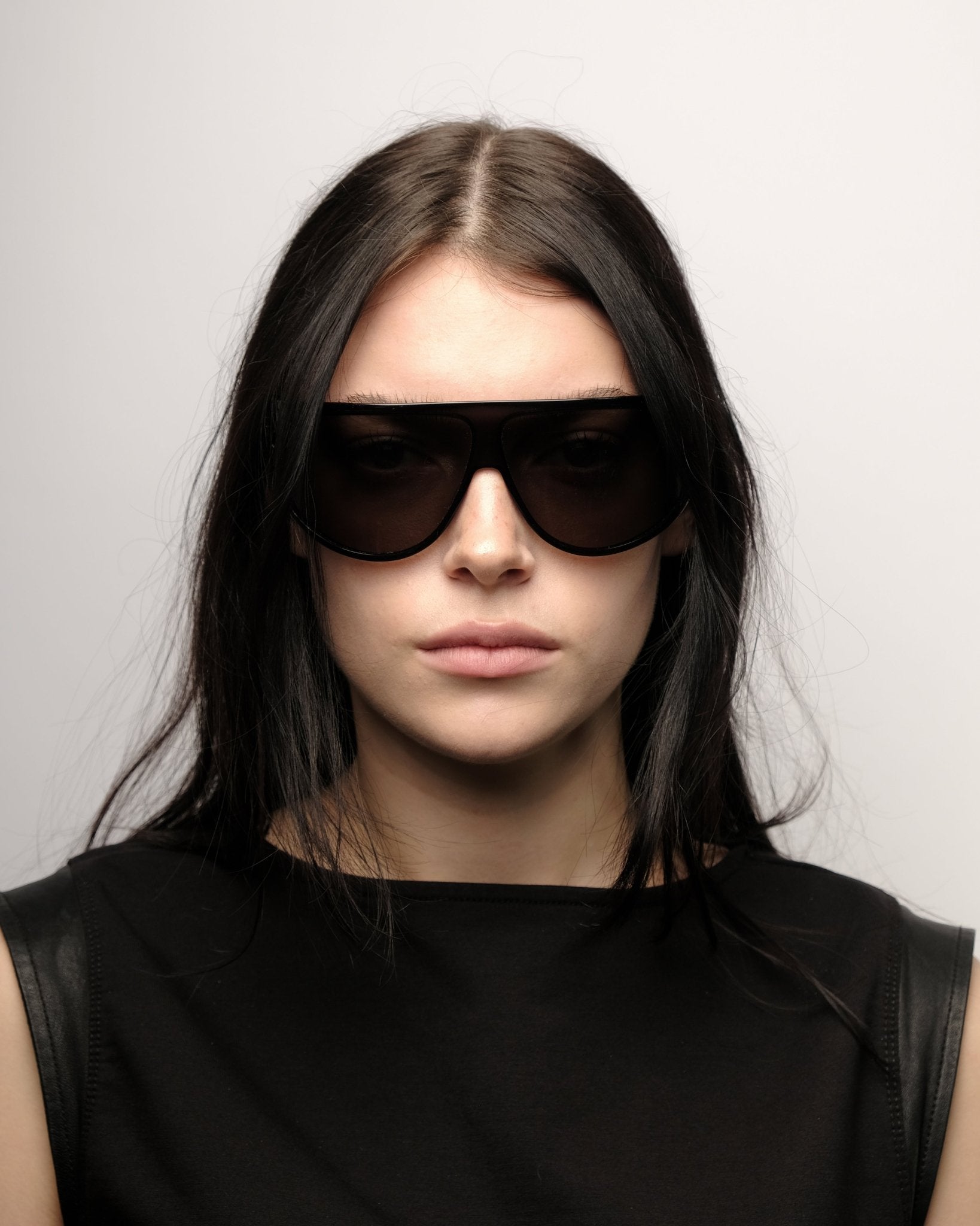 https://cdn.shopify.com/s/files/1/0818/5459/5398/files/gucci-gucci-shield-vintage-su541-3845637.jpg?v=1784368354