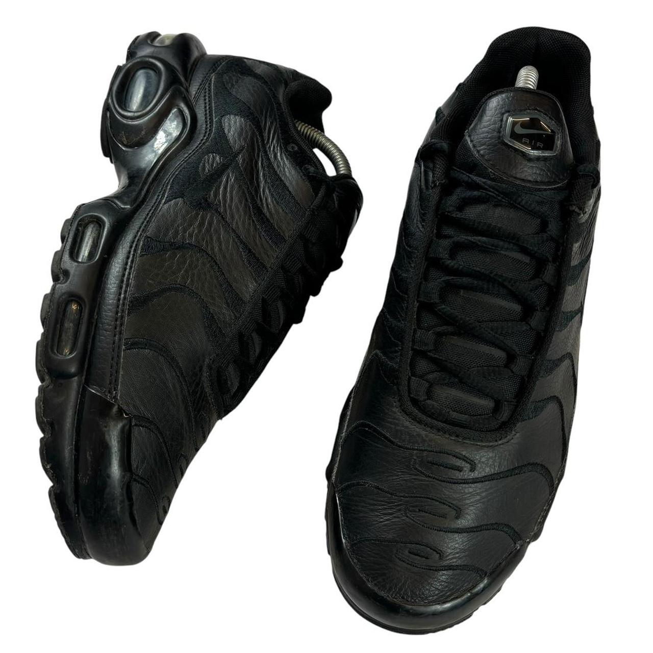 nike air max plus triple black leather
