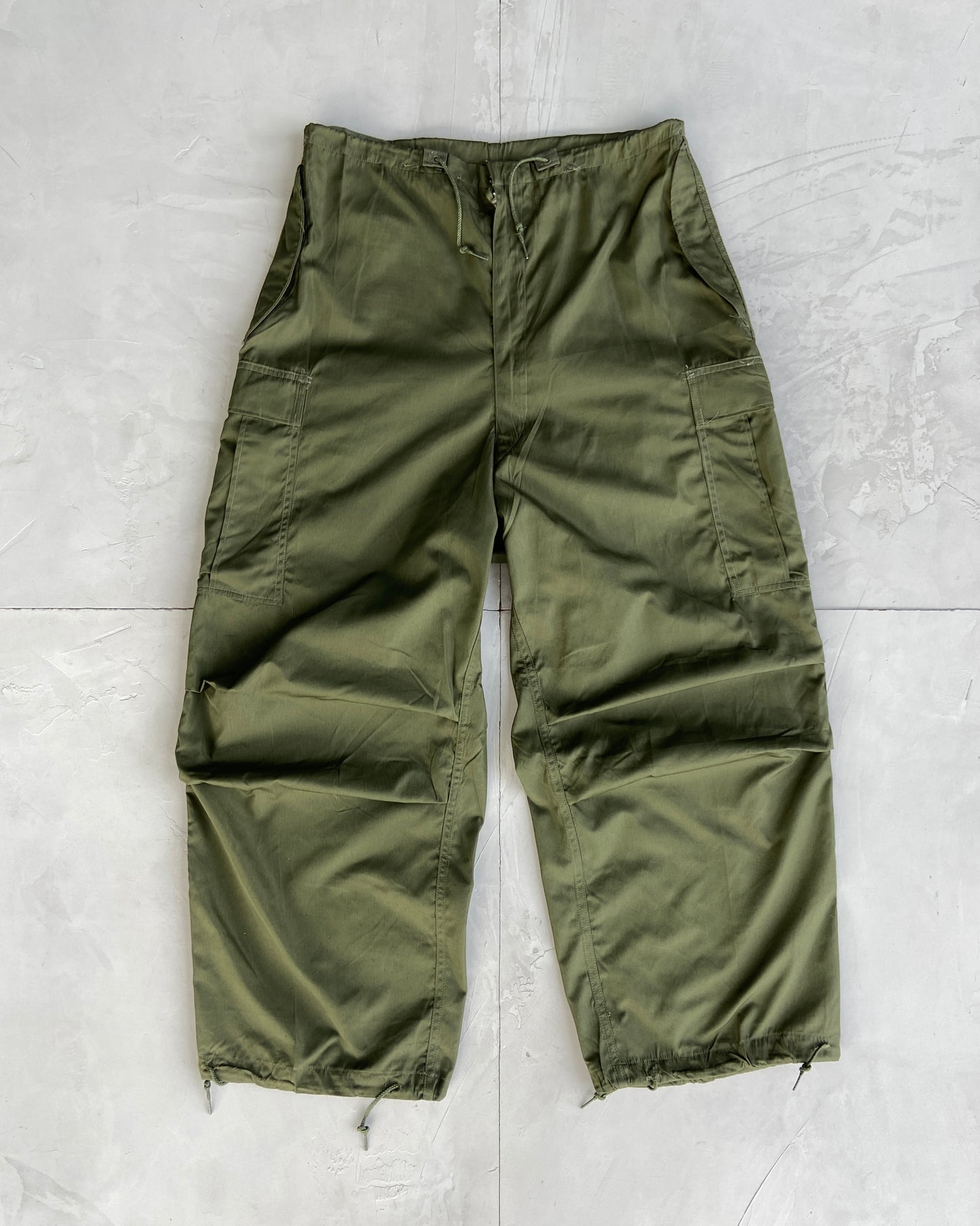 1990S VINTAGE MILITARY CARGO OVERPANTS IN GREEN