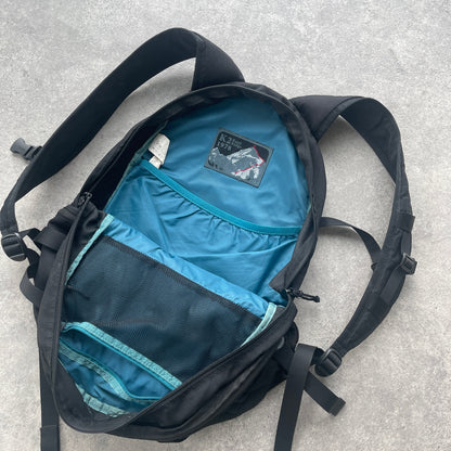 Nike ACG 1990s Karst 40L backpack (20”x14”x12”)