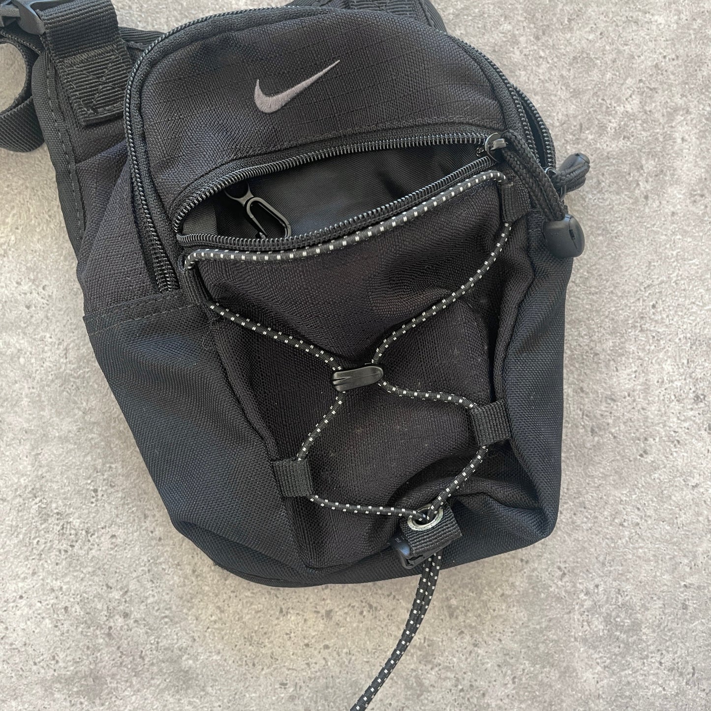 Nike 1990s cross body utility bag (9”x7”x3”)