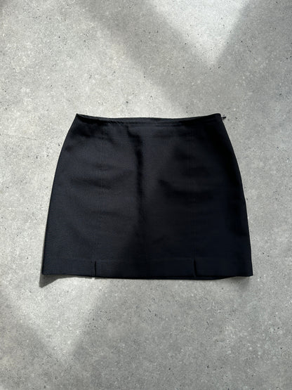 Vintage Italian mini skirt in classic design, featuring a stylish fit and vintage fabric, perfect for retro-inspired outfits.