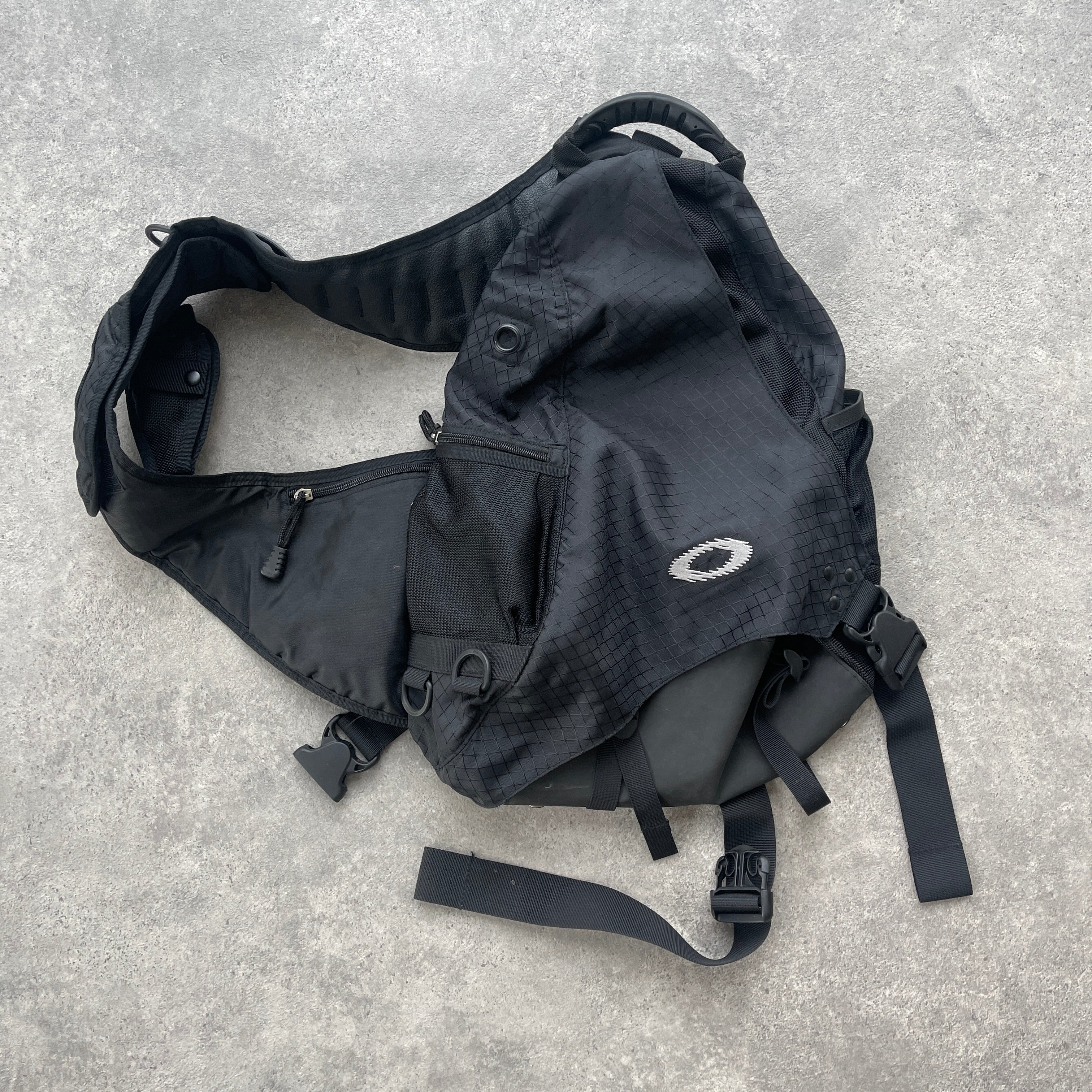 Oakley Software RARE 2000s technical sandbag sling bag (20”x15”x8”) – Known  Source