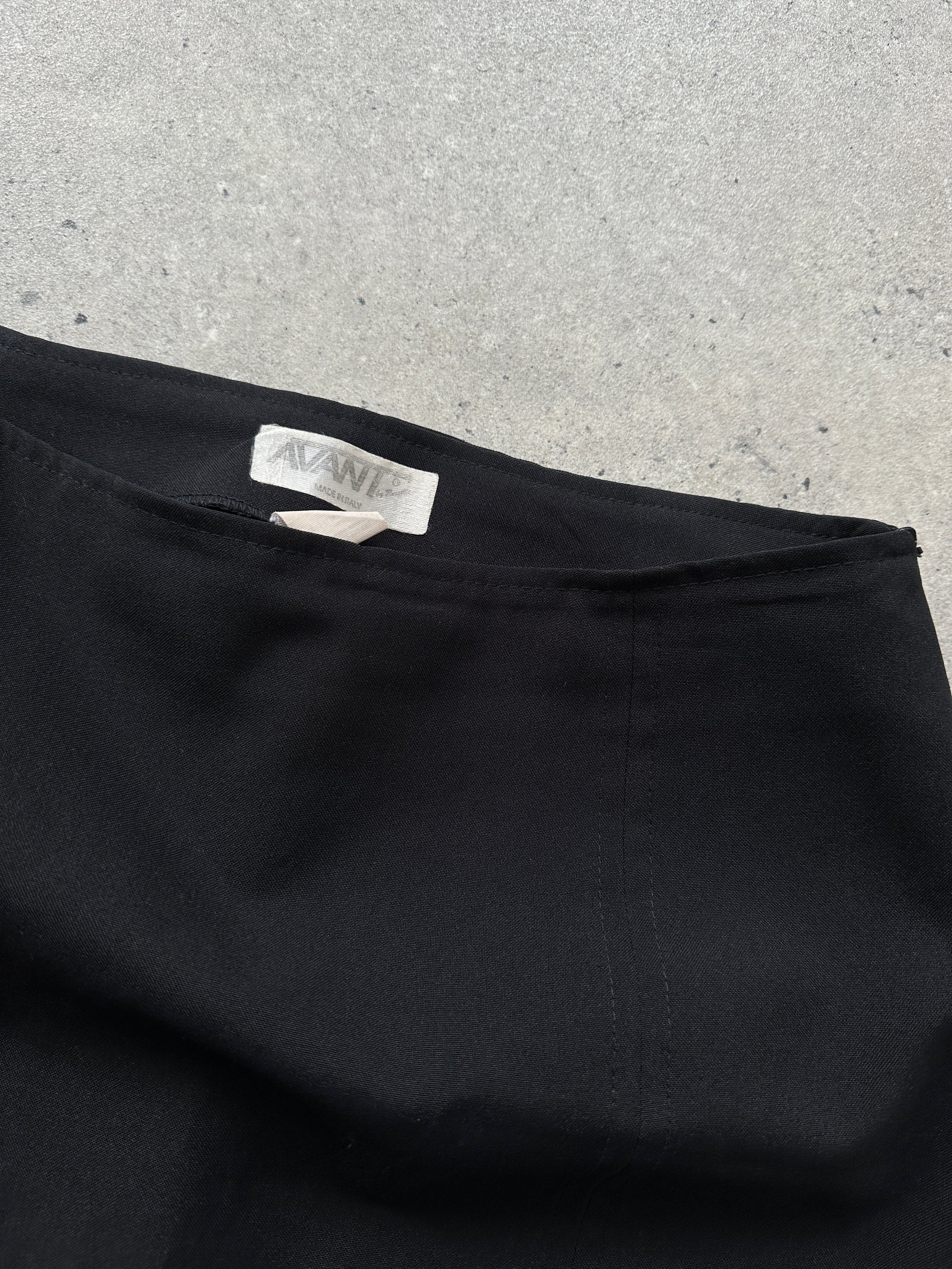 Vintage Italian mini skirt in classic design, featuring a fitted waist and stylish silhouette, perfect for retro fashion looks.