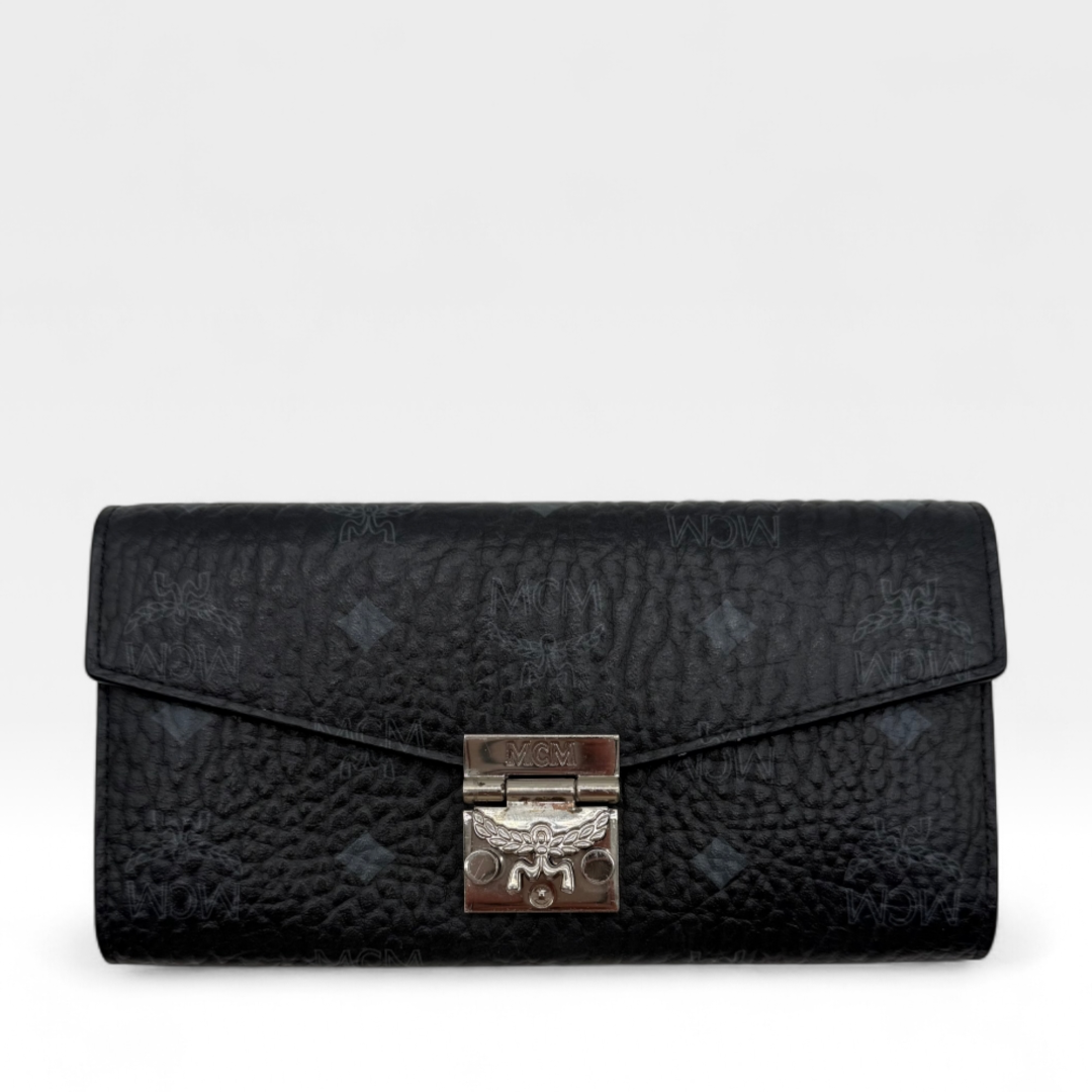 https://cdn.shopify.com/s/files/1/0564/9376/8855/files/mcm_umhaengetasche_kette_visetos_schwarz_luxus_designer_damen_tasche_IMG_8104_-Photoroom.png?v=1749773596