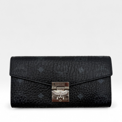 https://cdn.shopify.com/s/files/1/0564/9376/8855/files/mcm_umhaengetasche_kette_visetos_schwarz_luxus_designer_damen_tasche_IMG_8104_-Photoroom.png?v=1749773596