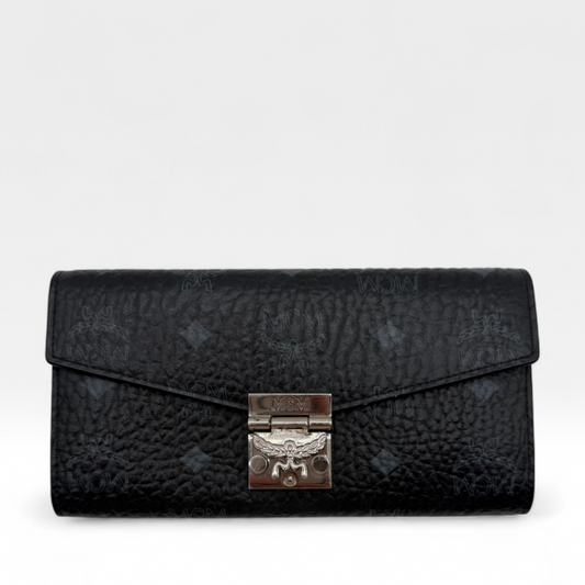 https://cdn.shopify.com/s/files/1/0564/9376/8855/files/mcm_umhaengetasche_kette_visetos_schwarz_luxus_designer_damen_tasche_IMG_8104_-Photoroom.png?v=1749773596