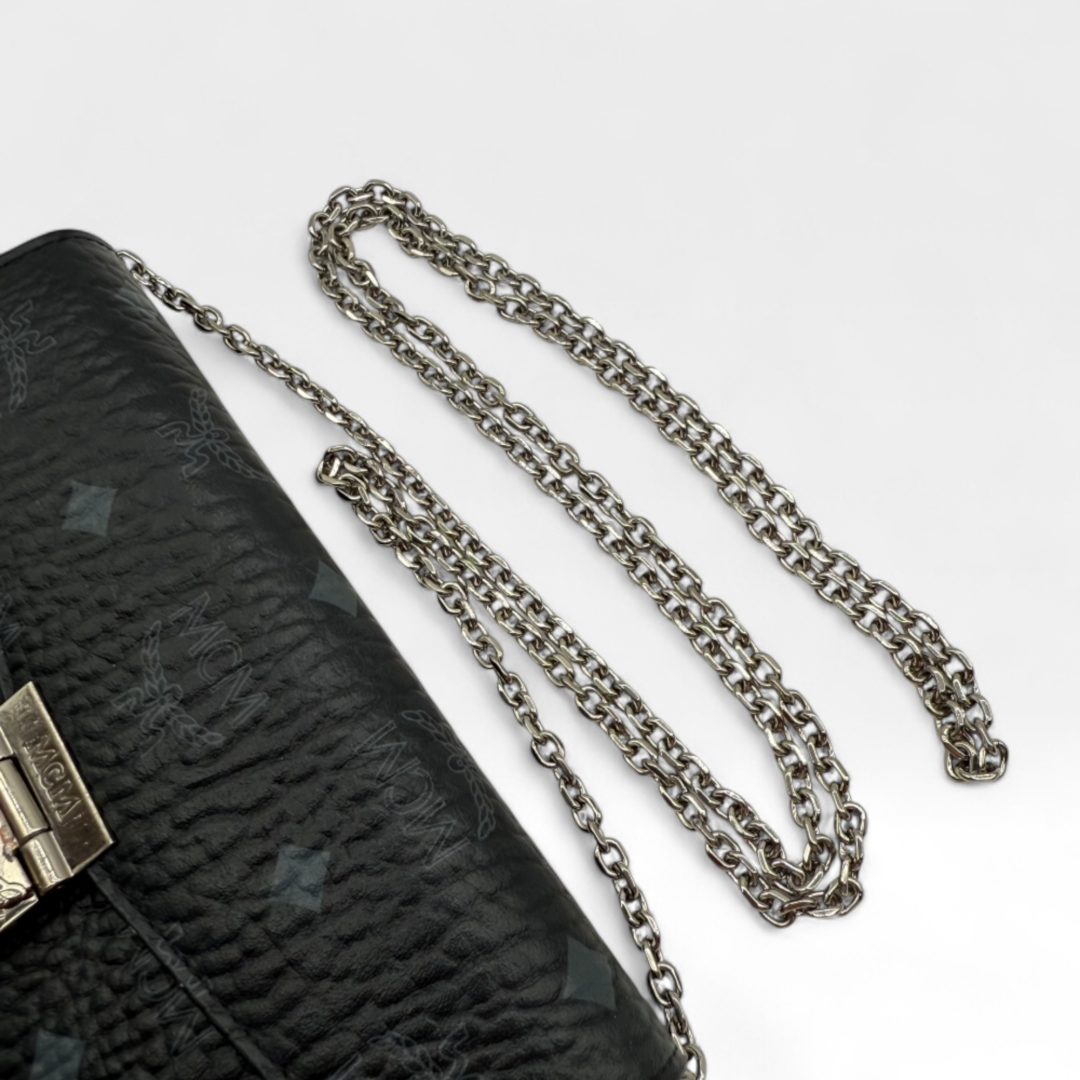 https://cdn.shopify.com/s/files/1/0564/9376/8855/files/mcm_umhaengetasche_kette_visetos_schwarz_luxus_designer_damen_tasche_IMG_8115_-Photoroom.png?v=1749811979