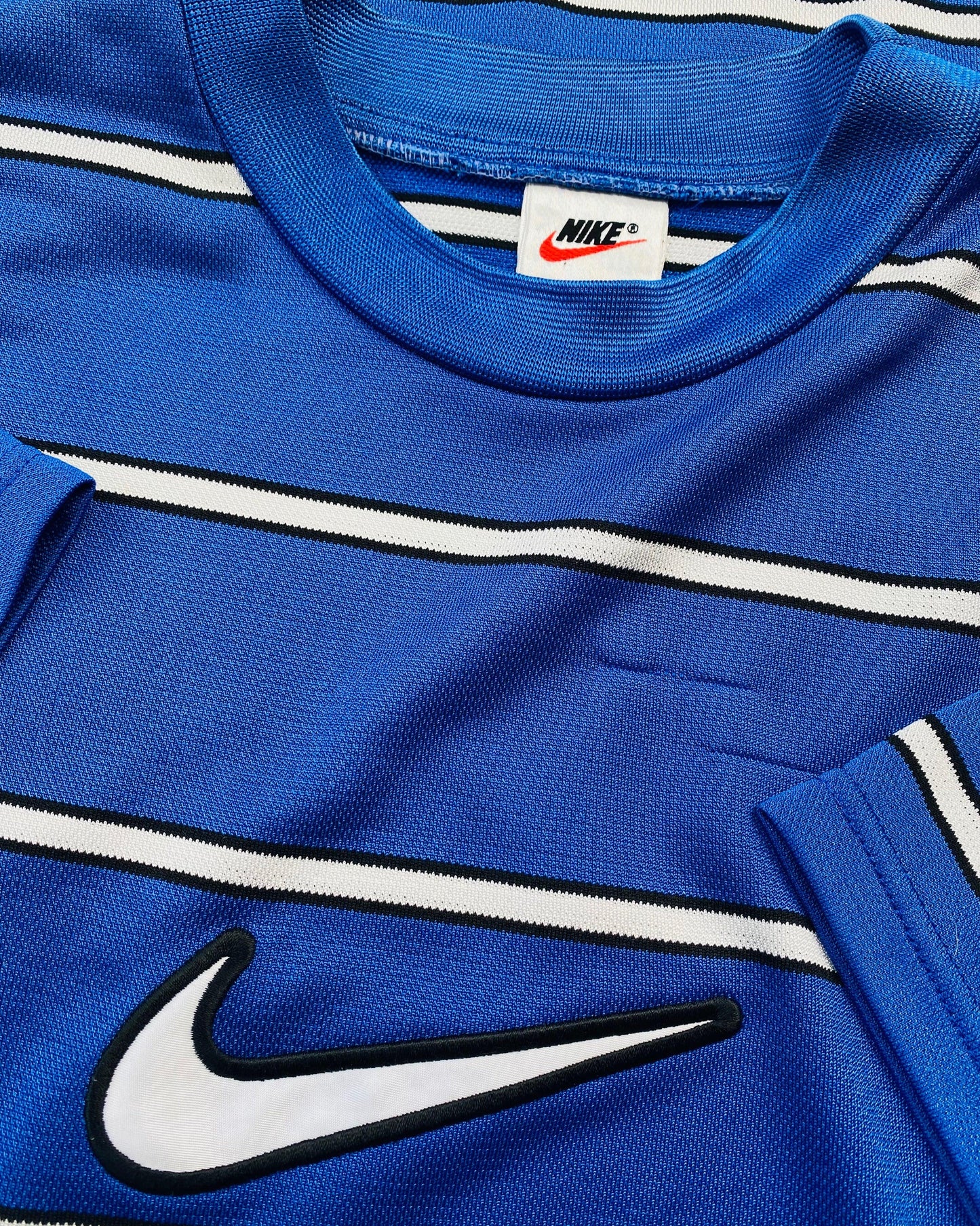 NIKE STRIPE NAVY CENTRE SWOOSH TEE  (M)