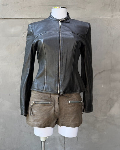 Gucci by Tom Ford FW97 Black Leather Jacket – S-on a concrete background