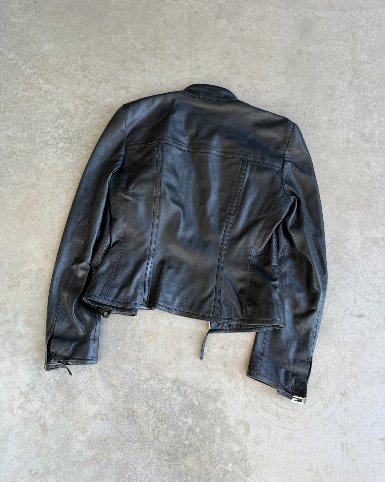 Gucci by Tom Ford FW97 Black Leather Jacket – S-on a concrete background