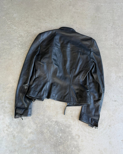 Gucci by Tom Ford FW97 Black Leather Jacket – S-on a concrete background