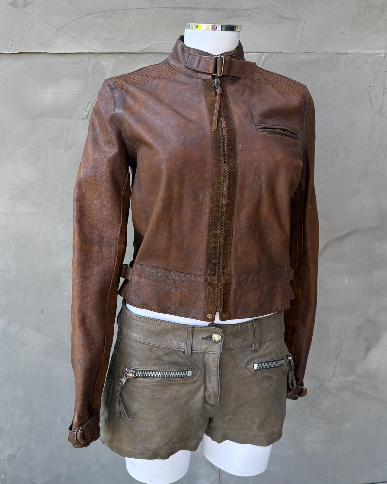 Ralph Lauren Brown Cowhide Leather Jacket – S-on a concrete background