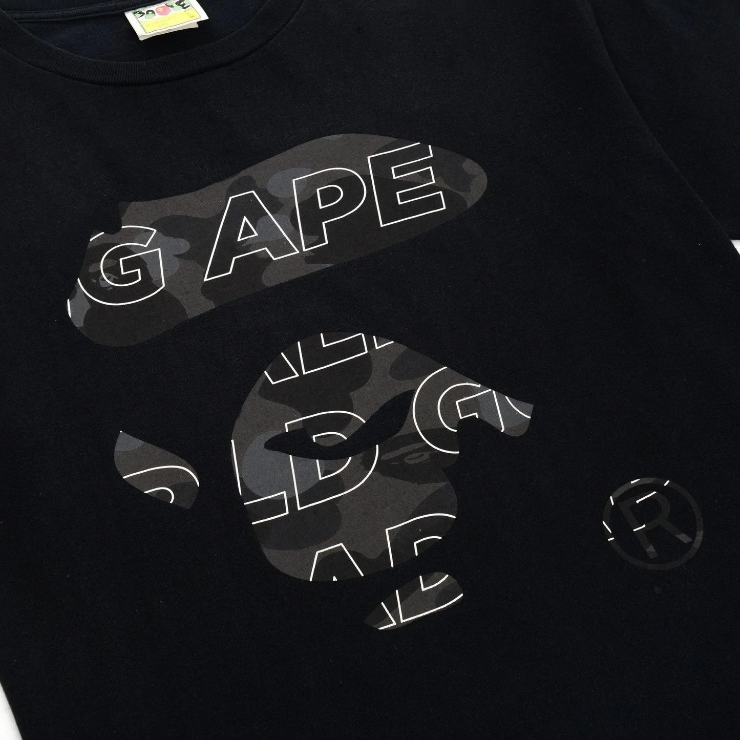 A BATHING APE SPELLOUT NOIR COLLEGE TEE  (L)