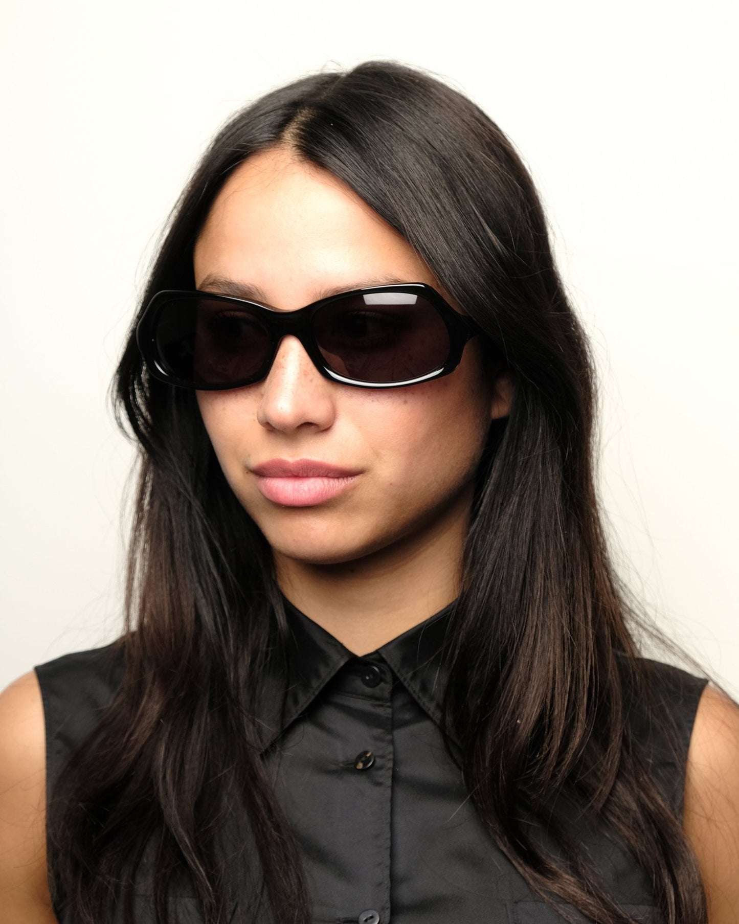 https://cdn.shopify.com/s/files/1/0818/5459/5398/files/prada-prada-spring-2001-sunglasses-vintage-su473-6044598.jpg?v=1778953742
