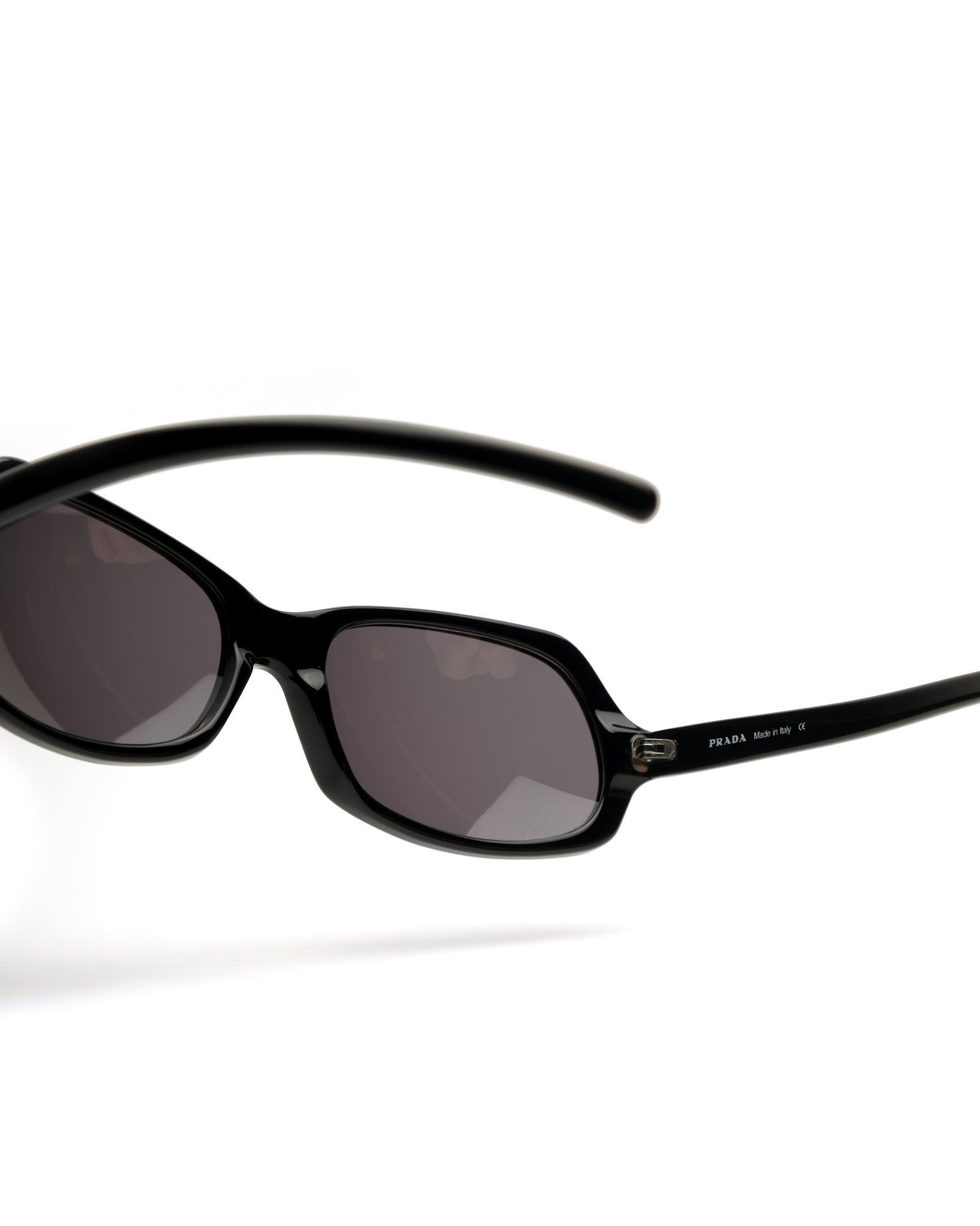 https://cdn.shopify.com/s/files/1/0818/5459/5398/files/prada-prada-spring-2001-sunglasses-vintage-su473-9376249.jpg?v=1778953741